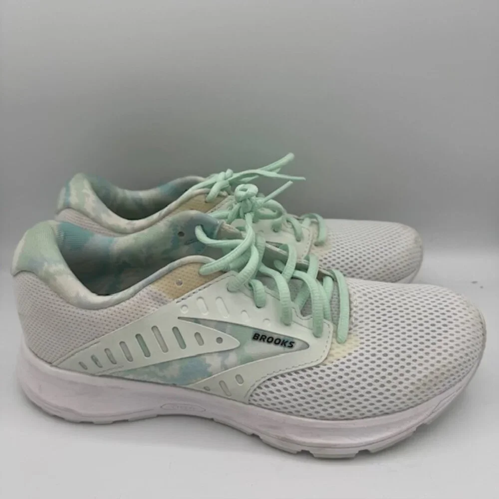 Brooks Women's Range 2 White Cushion Neutral Sneakers Size 8.5